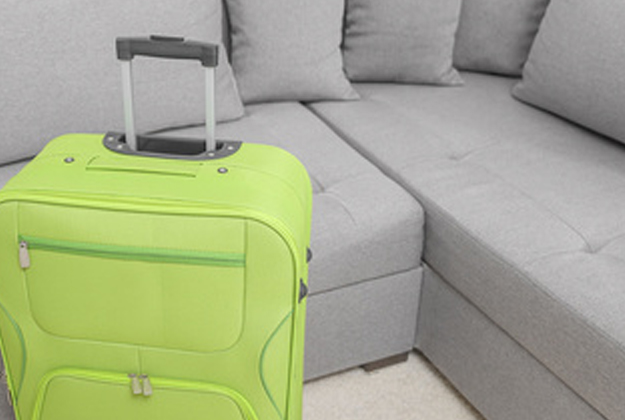 Koffer steht vor Schlafcouch